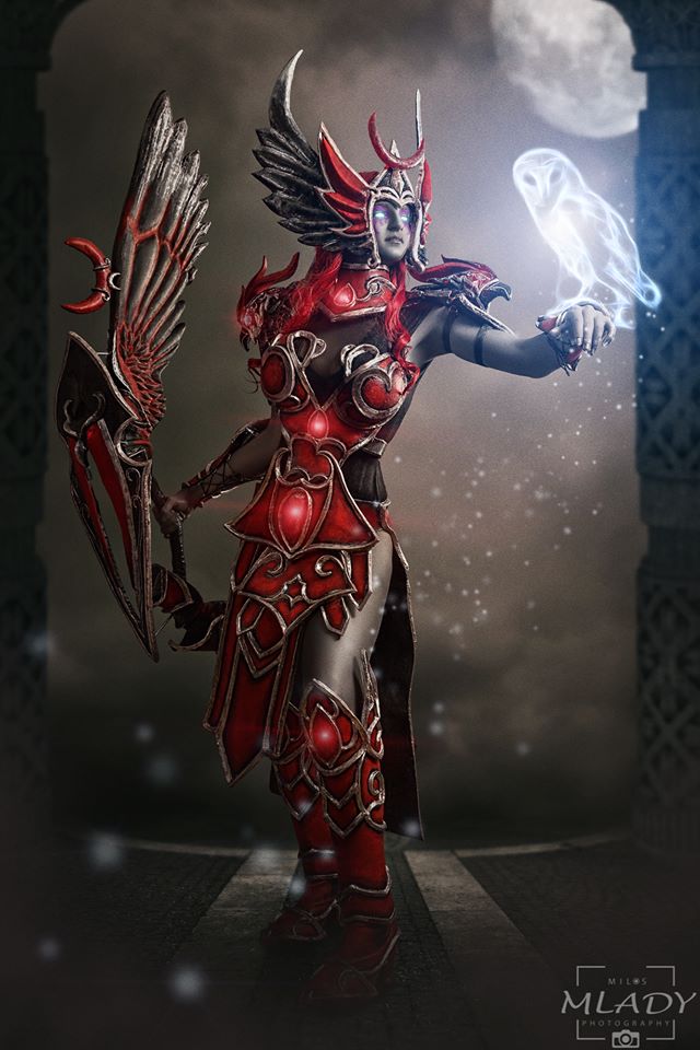 Cosplay Tyrande Maestra en rojo por Vilina Cosplay Cosplay Tyrande Maestra en rojo por Vilina Cosplay